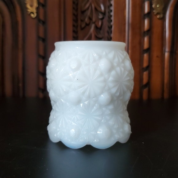Vntg 3 1/4" Daisy and Button Scalloped Edge Thick Milk Glass Piece - Picture 8 of 9
